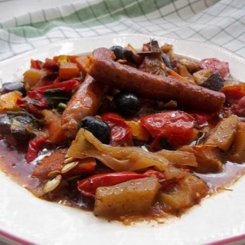 Vörösboros ratatouille (francia lecsó) grillezett kolbásszal recept