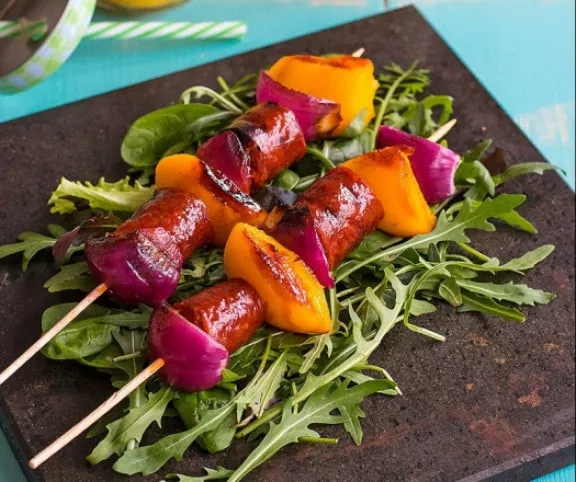 Barackos-kolbászos nyárs recept