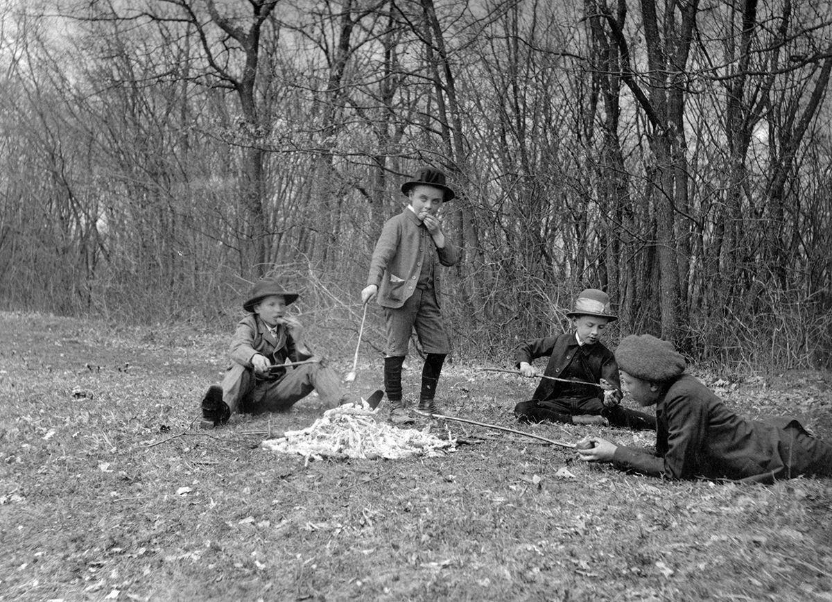 1907 - Szalonnát sütő gyerekek a kolozsvári Hója erdőben /Fotó: Fortepan - Cholnoky Tamás