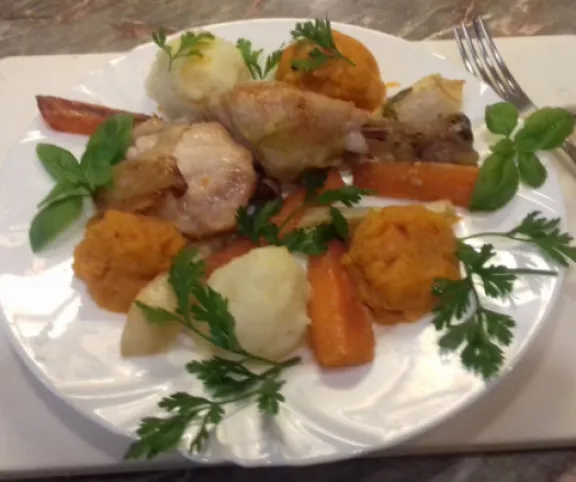 Ropogós csirkecomb sült zöldségekkel és krumplipürével recept