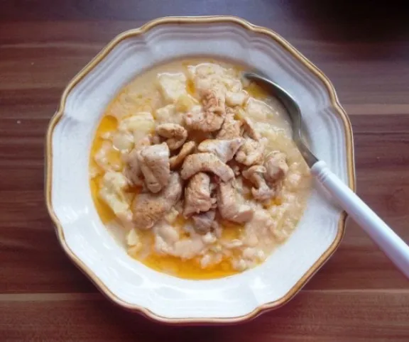 Tejfölös krumplifőzelék csirkemellfalatokkal recept