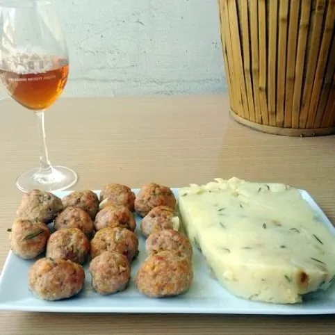 Húsgolyó rozmaringos krumplipürével recept
