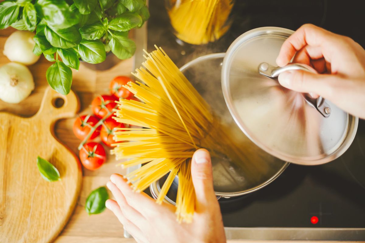 Ha csavaró mozdulattal teszed a vízbe a spagettitésztát, egy idő után szépen magától belecsúszik a vízbe/ Fotó: Shutterstock