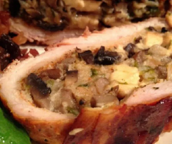 Baconbe göngyölt pulykamell aszalt szilvával recept