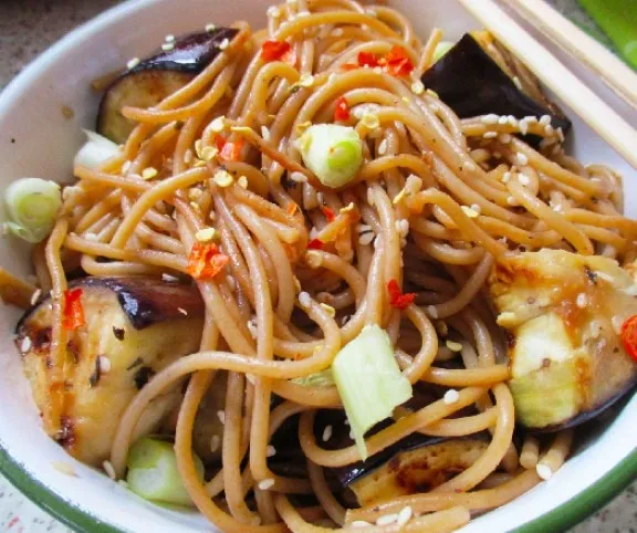 Thai pirított tészta grillezett padlizsánnal recept