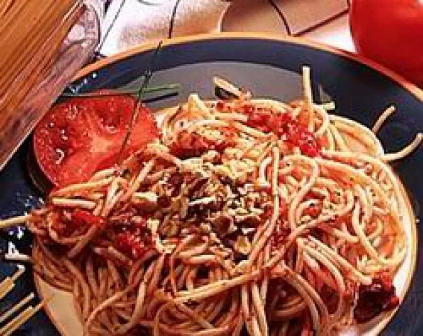 Spagetti paradicsomos-diós mártással recept