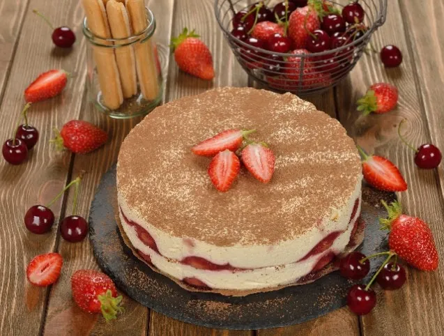 Tiramisutorta meggyel és eperrel recept