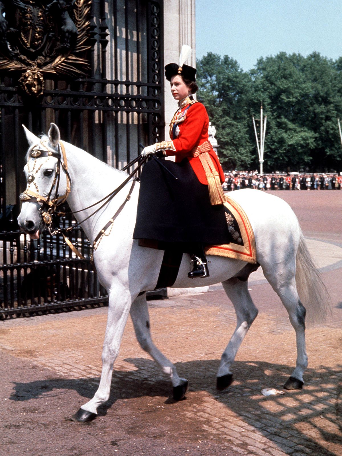 A királynő oldalnyergen lovagol be a Buckingham-palota udvarára 1993-ban /Fotó: Northfoto