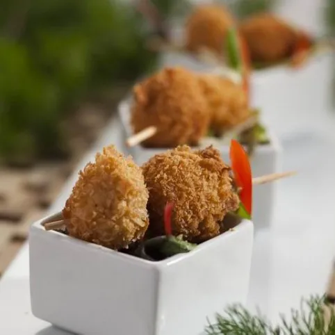 Bundás mozzarella zöldpestós salátával recept