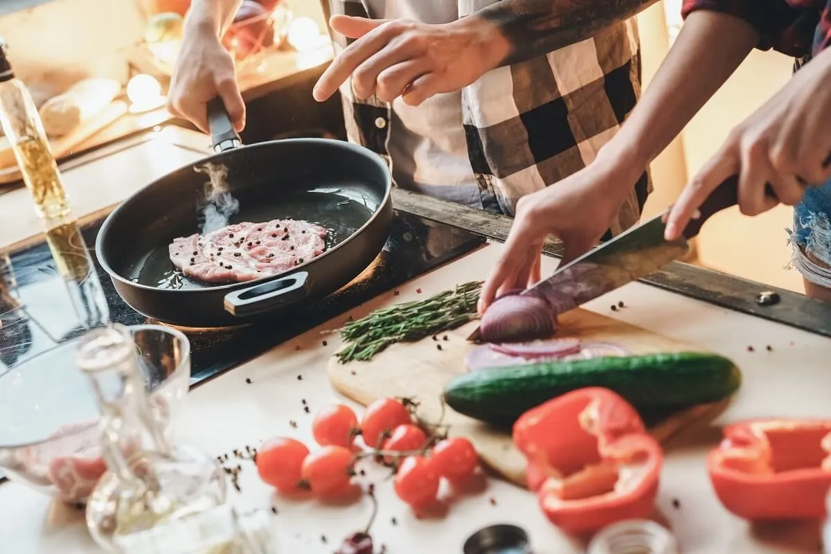 Akár főzés közben is jelentkezhetnek a sztrók előjelei /Fotó: Shutterstock