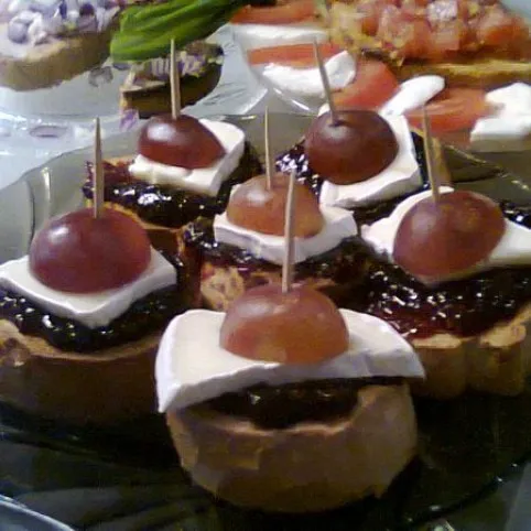 Szőlős-camembert-es vendégváró recept