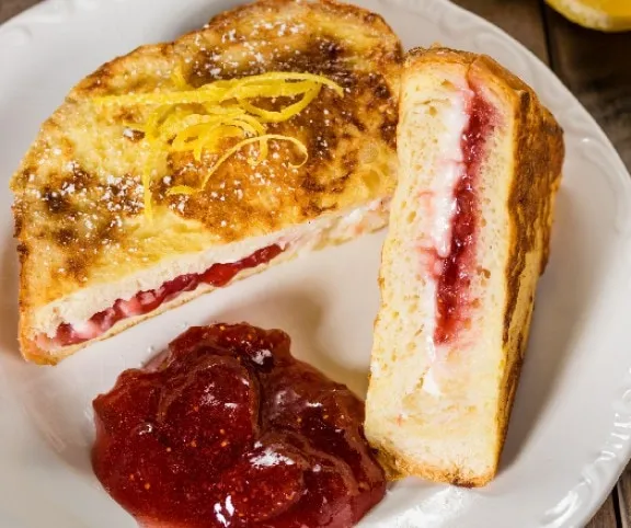 Túróval és lekvárral töltött bundás kenyér recept