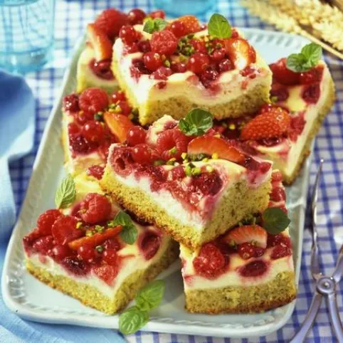 Túrós szelet bogyós gyümölcsökkel recept