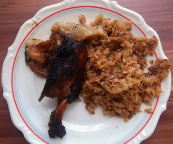 Sült kacsaszárnytő fehérboros párolt káposztával recept