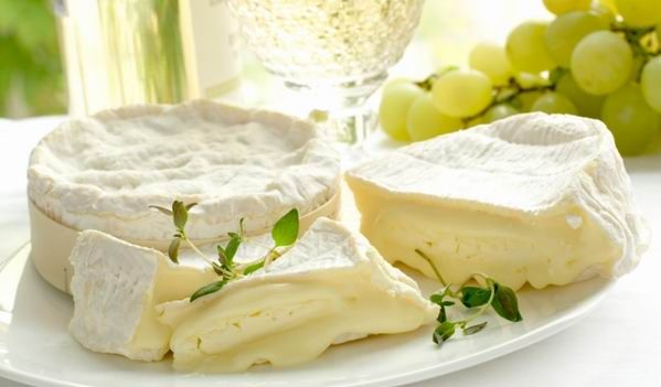 Gyümölcsökkel, zöldfűszerekkel is isteni a camembert sajt