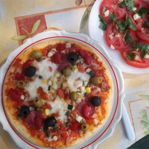 Szalámis pizza gazdagon paradicsomsalátával recept