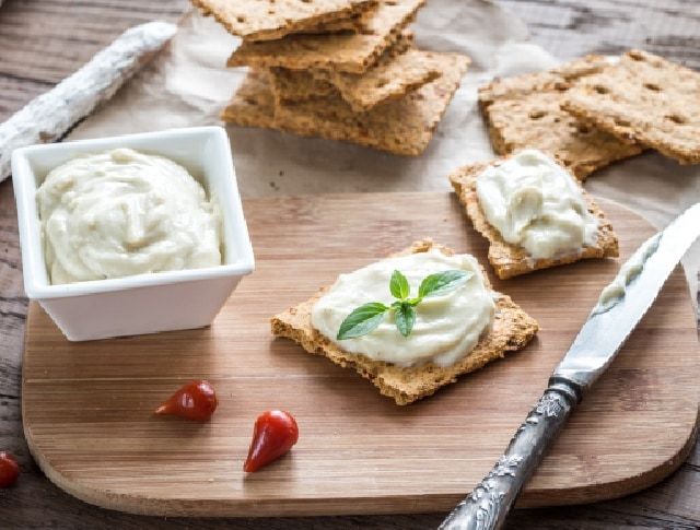 A jó minőségű vajakat, vagy margarinokat válaszd, amelyekben nincs fölösleges, rossz minőségű zsiradék. 