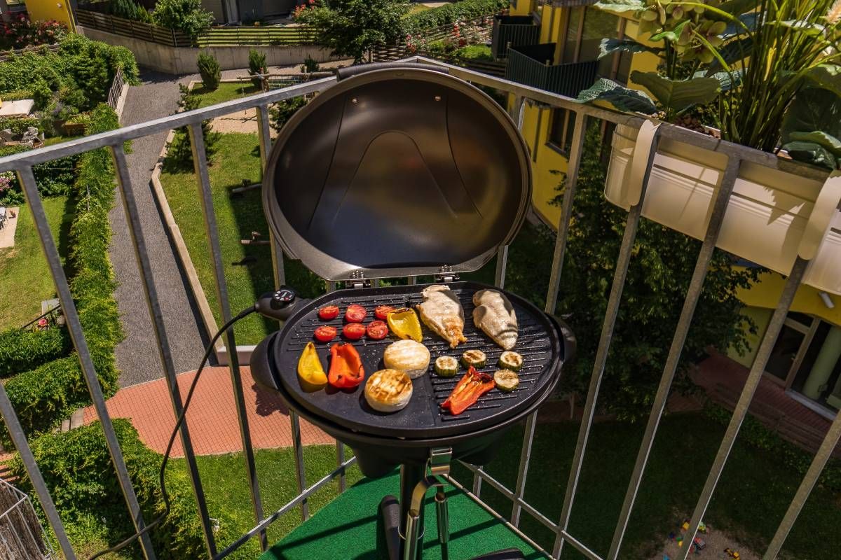 Egy parányi erkélyen is átélhető a grillezés élménye (Fotó: Shutterstock)