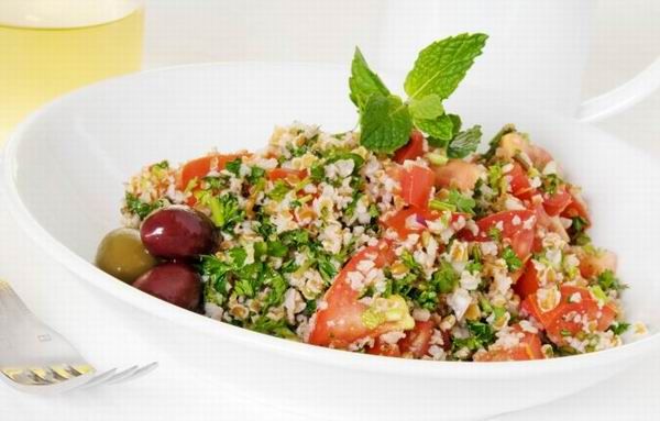 Rengeteg friss petrezselyemmel készül a libanoni specialitás, az ízletes tabbouleh