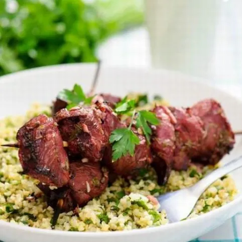 Bárány nyárson fűszeres kuszkusz (tabulé) salátával recept