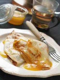 Narancsos-likőrös palacsinta a crepe Suzette