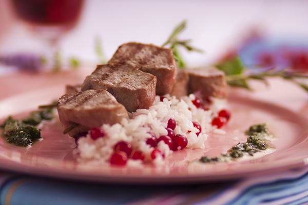 Omlós grillezett bárány, ribizliszemekkel gazdagított rizs és a zöldfűszeres mártás