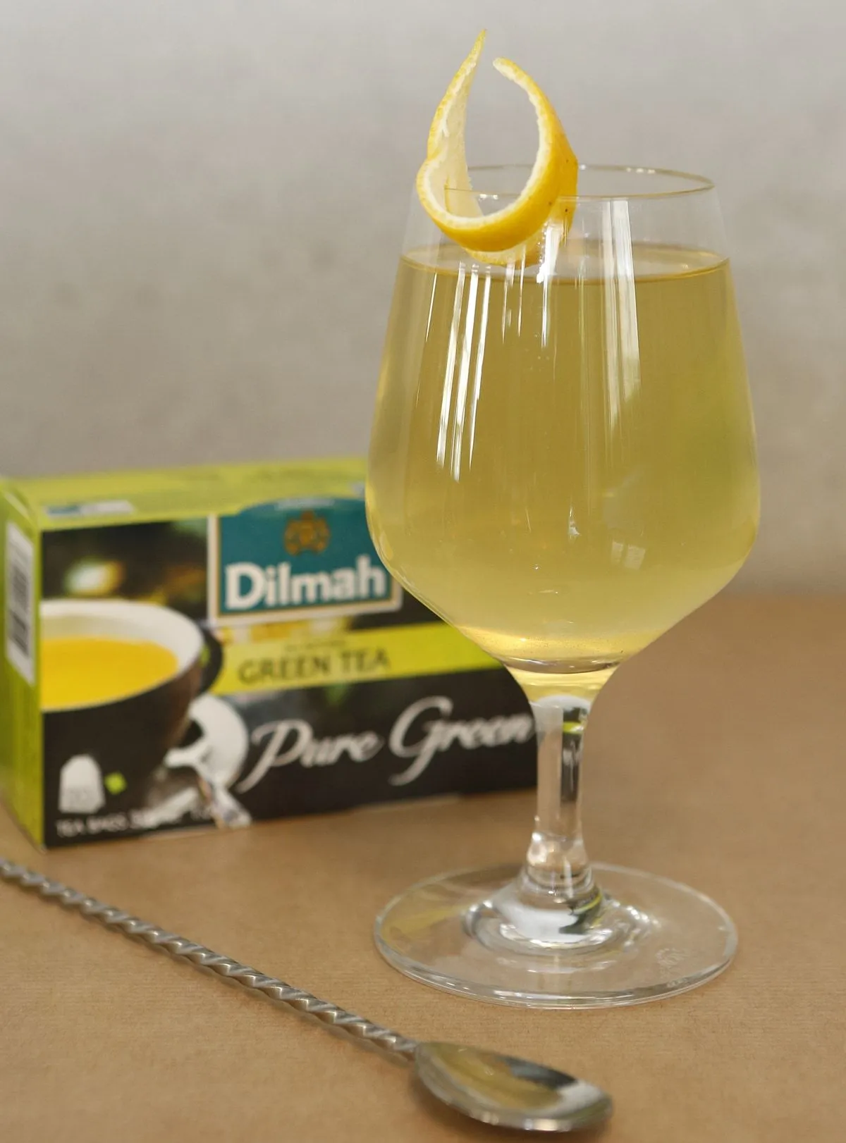 A Dilmah natúr zöldteája (Dilmah Pure Green tea) kizárólag természetes eredetű, a teakészítés 5000 éves hagyományait követve készül, mely a szüretet követő azonnali csomagolásának köszönhetően, nemcsak ízvilágában páratlan, hanem antioxidáns hatásában is.  A Dilmah Sri lankai családi teatermelő vállalkozás teái tiszta eredetűek( single origin teák – nem keverik a teáikat különböző országokból származó egyéb teákkal), így hűen tükrözik vissza italainkban is az adott termőterületen termesztett teák jellemző ízvilágát.