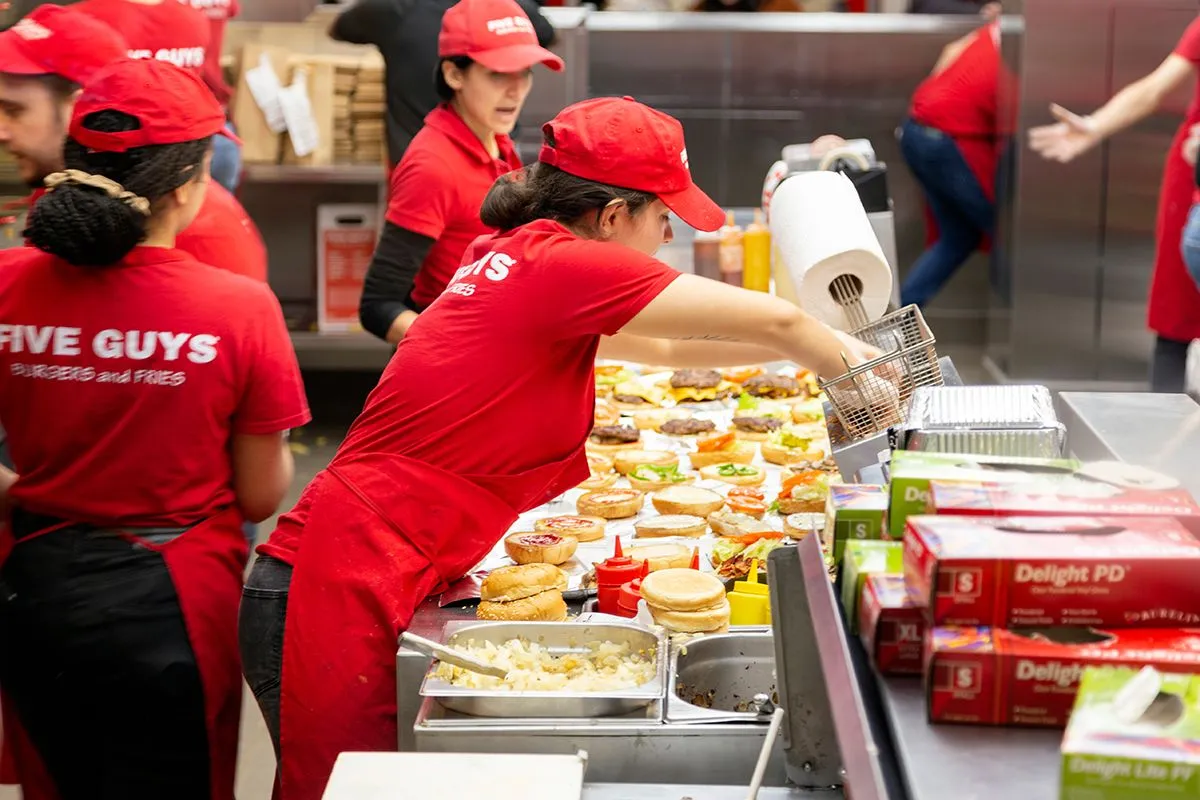 A vendégek saját maguk állíthatják össze a burgerket /Fotó: Shutterstock