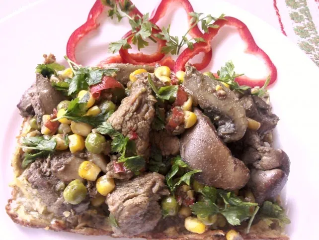 Pulyka szoté cukkinis lepényen tálalva  recept