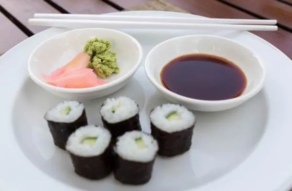 Pácolt gyömbér, wasabi és szójaszósz - a sushi kötelező kellékei