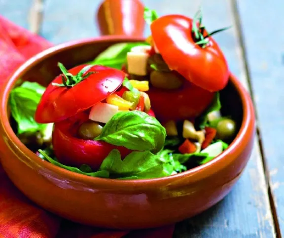 Mediterrán töltött paradicsom rukolával recept