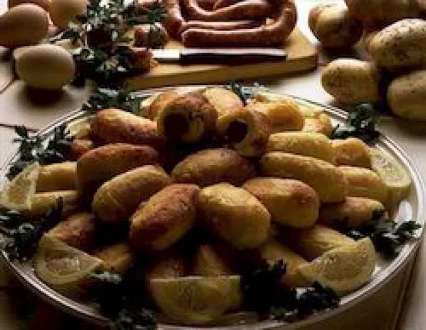 Burgonyafánkban sült kolbászkák recept