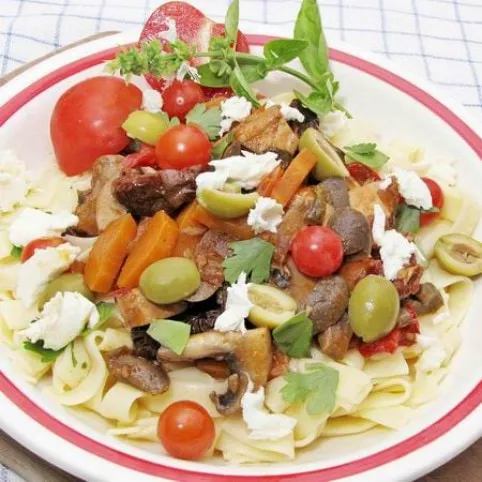 Mediterrán csirkemellcsíkok tésztával recept