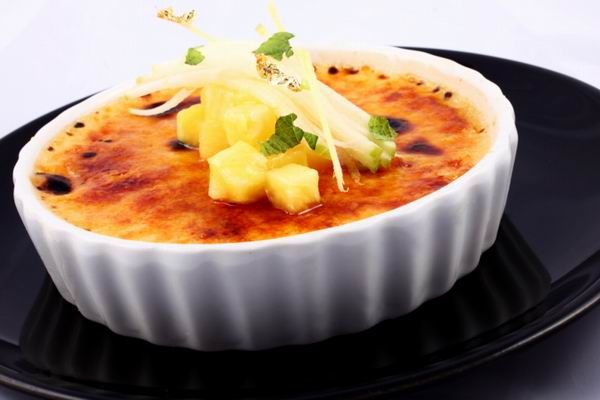 Creme brulée, vagyis égetett krém, a tetején ropogósra karamellizált cukorral