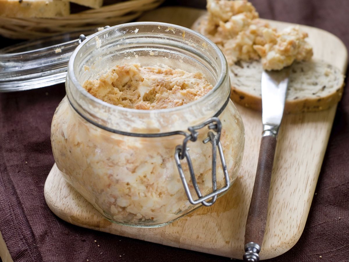 Az eredeti rillette recept szerint a hús ízesítéséhez csak sót és borsot használtak. 