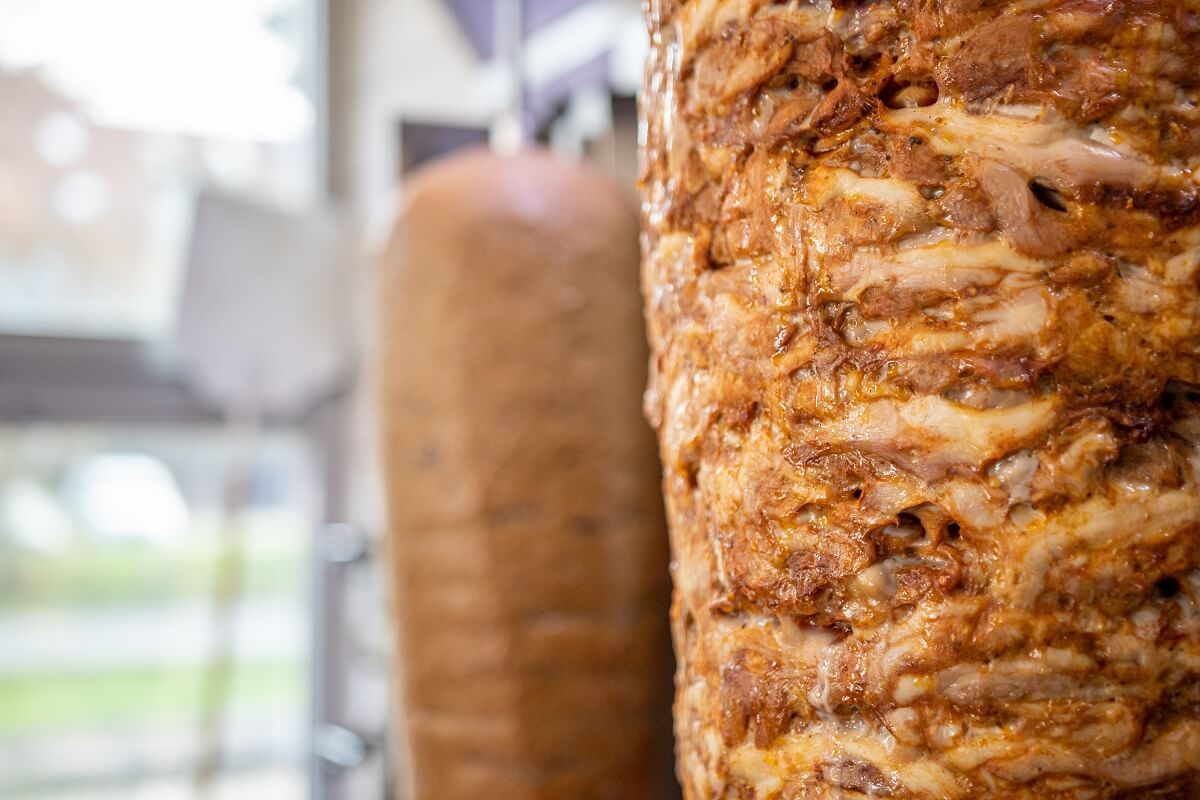 Lassan pörögve sül meg a gyros és kebab hústornya /Fotó: Shutterstock