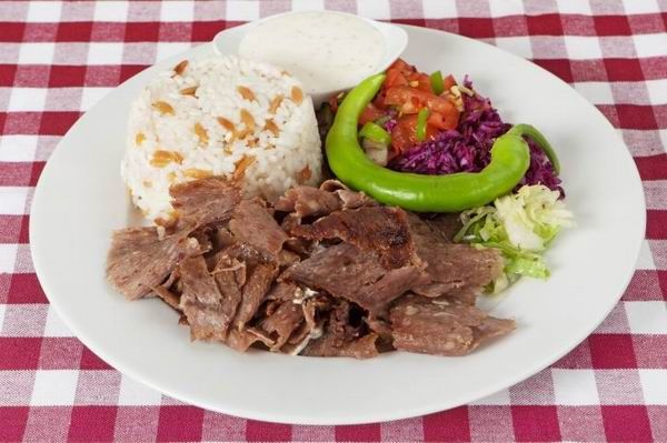 A mindenütt népszerű döner kebabhoz ízletes rizspiláf és zöldségek is járnak a tányéron