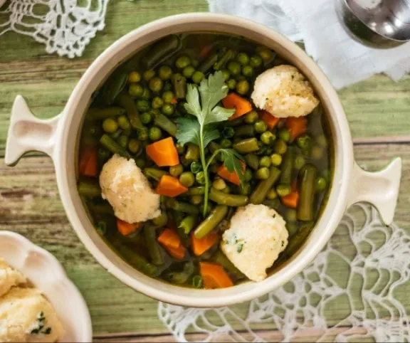 Tavaszi zöldséges grízgombóc leves recept