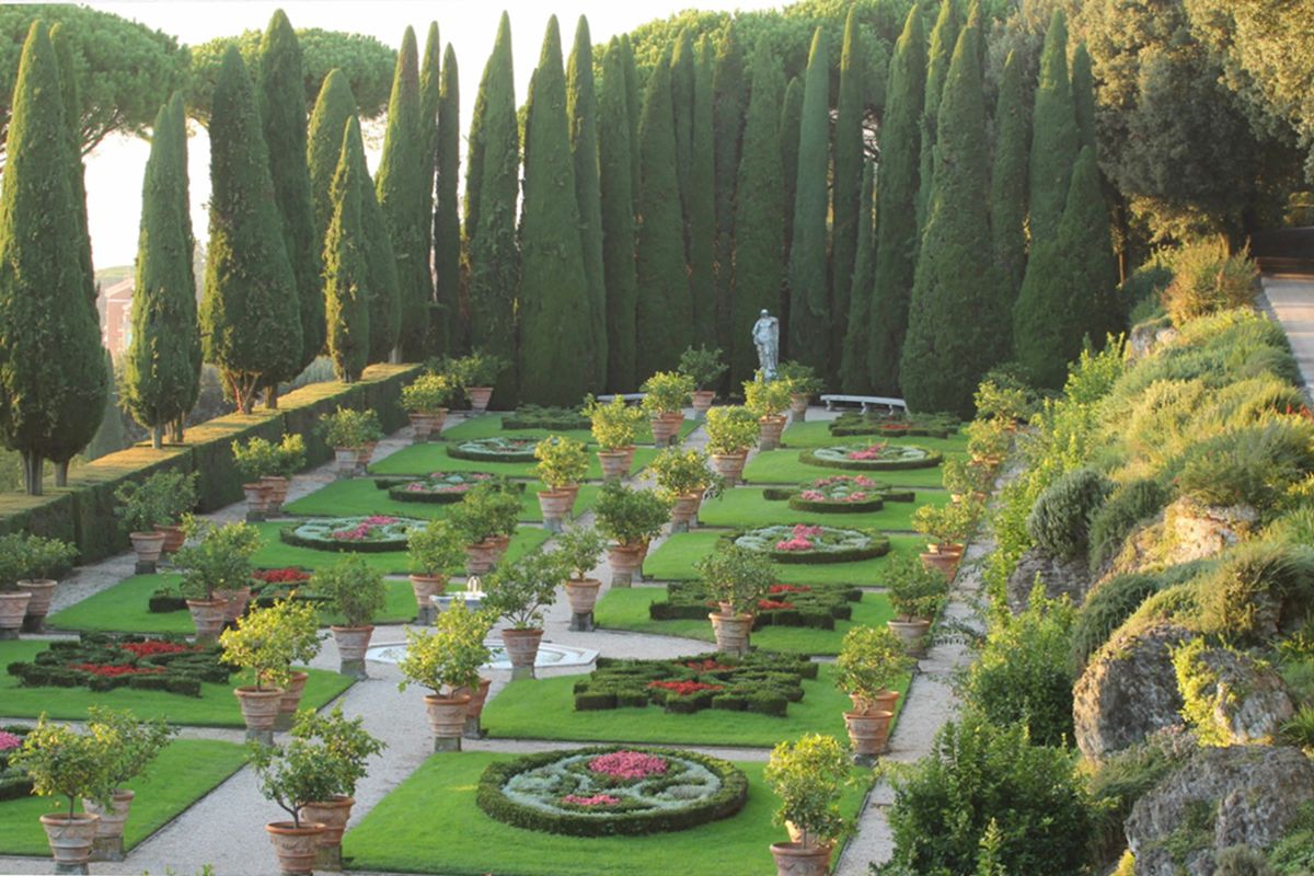 A Castel Gandolfo hatalmas parkja sokkal több, mint díszkert: van jól működő haszonkert része is, ahol a pápai háztartás számára minden zöldség és gyümölcs megterem 