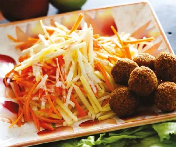Csicseriborsó-fasírt almás zellersalátával recept