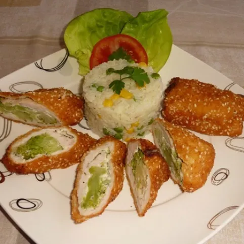Fűszeres sajttal brokkolival töltött csirke recept