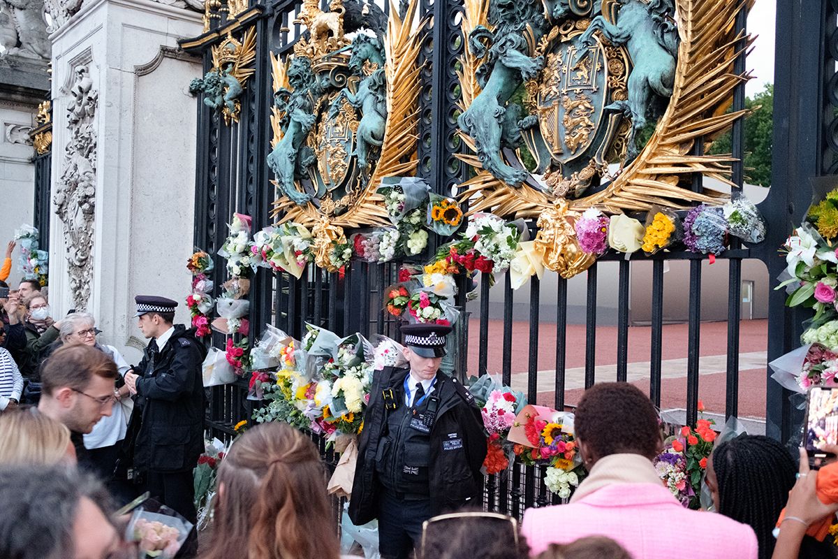 A londoni Buckingham-palota kapuja virágba borult, miután bejelentették II. Erzsébet királynő halálát /Fotó: Northfoto