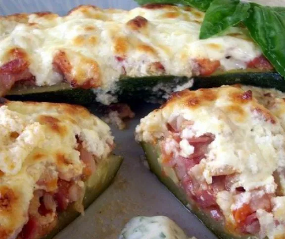Baconnel töltött cukkinihajók recept