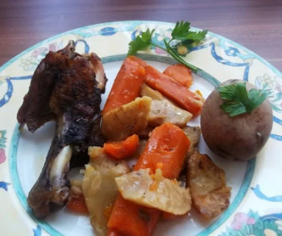 Sült kacsaszárnytő zöldségágyon, petrezselymes krumplival recept