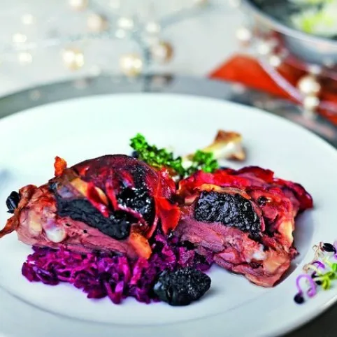 Vörösboros aszalt szilvával töltött libacomb recept