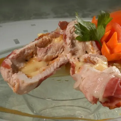 Sajttal töltött pulykamell sajtos-pórés burgonyával recept