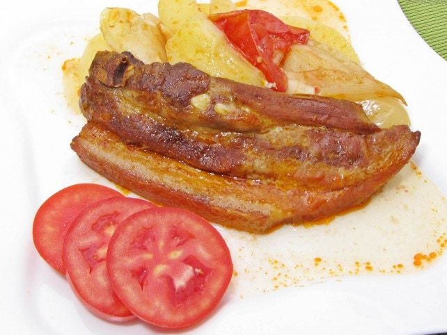 Fűszeres császárhús, lecsós krumpliágyon recept