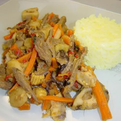Marhahúscsíkok csípősen szecsuáni borssal és zöldségekkel recept
