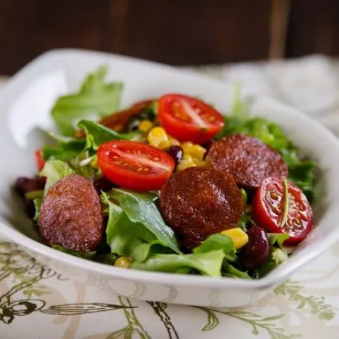 Babos-kukoricás saláta kolbász chips-szel recept