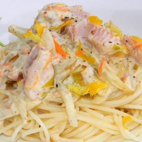 Tejszínes spagetti füstölt pisztránggal és édesköménnyel recept